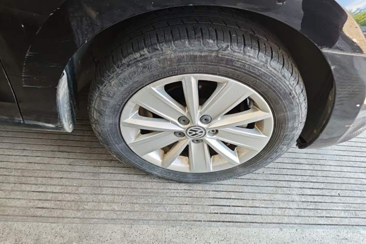 Used Volkswagen Jetta 2015 Zhuihui Edition 1.6L Manual Comfort Model Right Front Wheel Hub