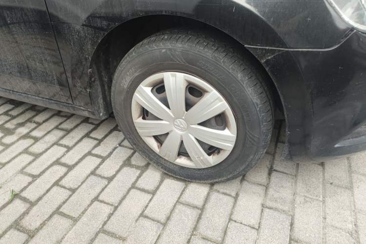 Used Volkswagen Jetta 2015 1.6L Automatic Fashion Model Right Front Wheel Hub