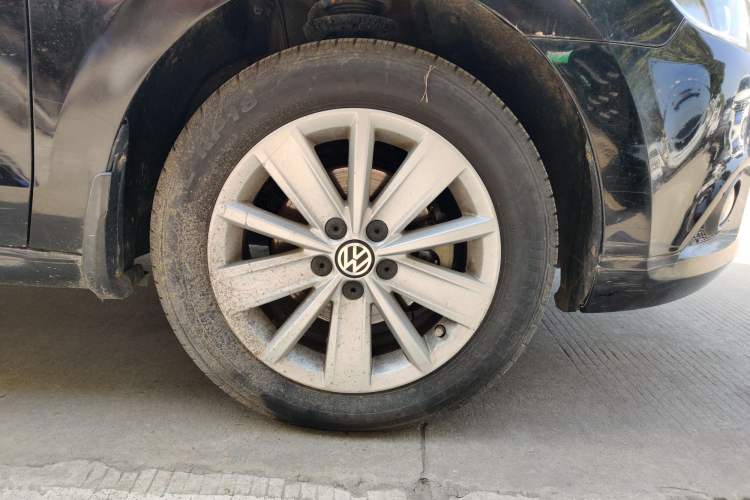 Used Volkswagen Jetta 2015 Zhuihui Edition 1.6L Manual Comfort Model Right Front Wheel Hub