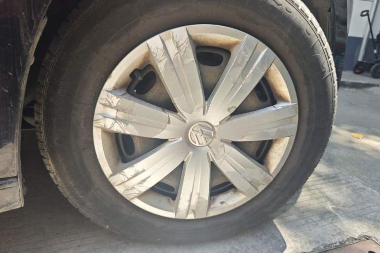 Used Volkswagen Jetta 2015 1.6L Manual Fashion Edition Right Front Wheel Hub