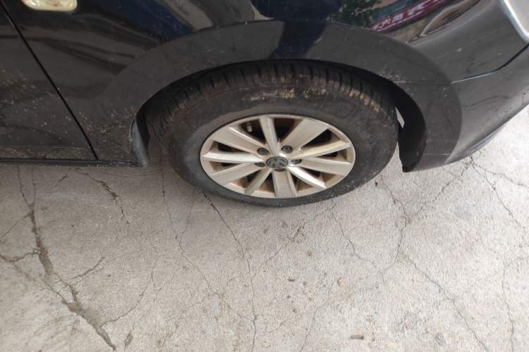 Used Volkswagen Jetta 2015 Value Edition 1.6L Automatic Fashion Version Right Front Wheel Hub