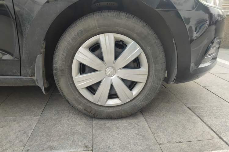 Used Volkswagen Jetta 2015 Value Edition 1.6L Manual Fashionable Style Right Front Wheel Hub