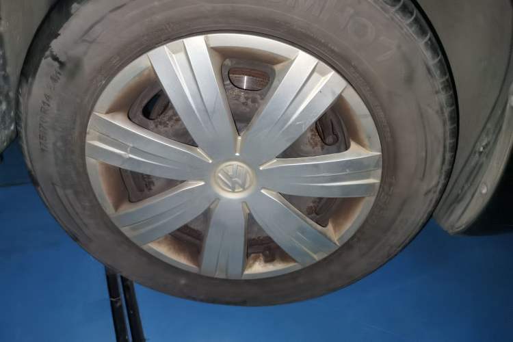 Used Volkswagen Jetta 2015 Value Edition 1.6L Manual Fashionable Style Right Front Wheel Hub