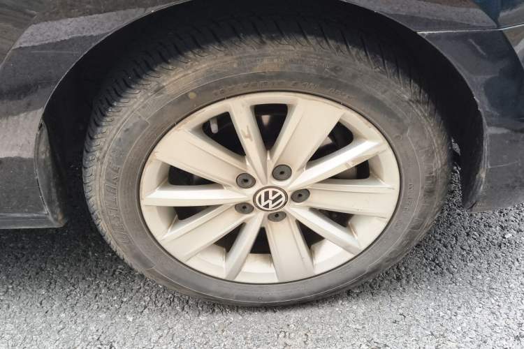 Used Volkswagen Jetta 2015 Value Edition 1.6L Automatic Comfort Version Right Front Wheel Hub