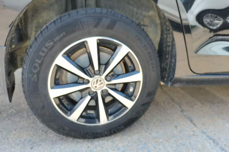 Used Volkswagen Jetta 2015 Value Edition 1.6L Manual Fashionable Style Right Rear Wheel Hub