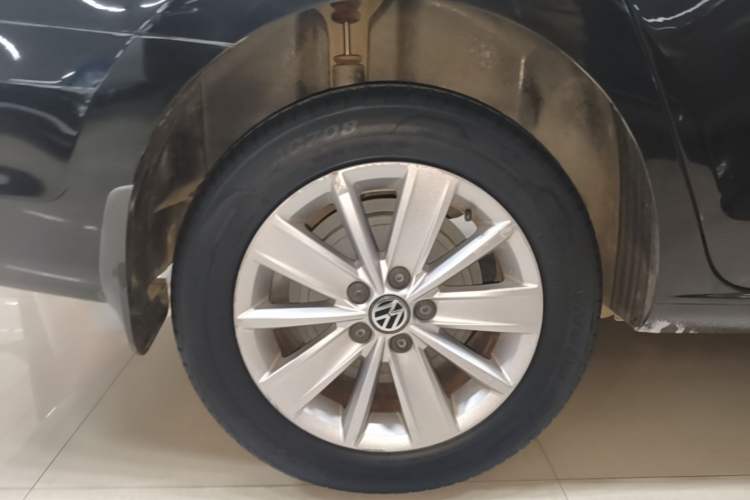 Used Volkswagen Jetta 2015 1.6L Automatic Comfort Model Right Rear Wheel Hub