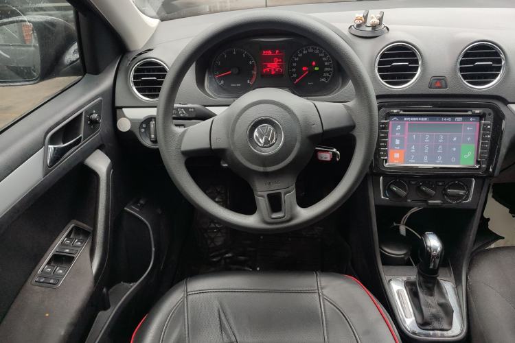 Used Volkswagen Jetta 2015 Value Edition 1.6L Automatic Comfort Version Steering Wheel