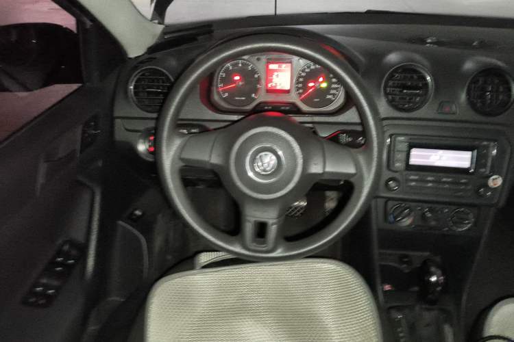 Used Volkswagen Jetta 2015 Value Edition 1.6L Automatic Fashion Version Steering Wheel
