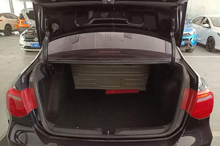 Used Volkswagen Jetta 2015 1.4L Manual Fashion Model Trunk