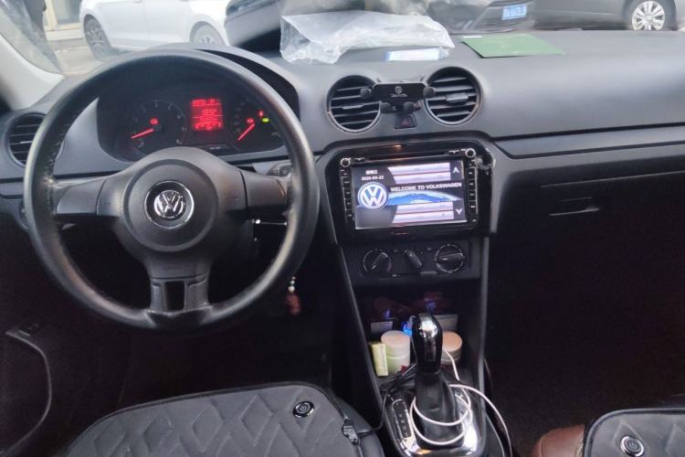 Used Volkswagen Jetta 2015 Value Edition 1.6L Automatic Fashion Version Center Console