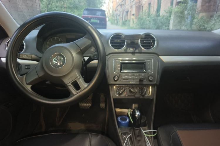 Used Volkswagen Jetta 2015 Value Edition 1.6L Automatic Comfort Version Center Console