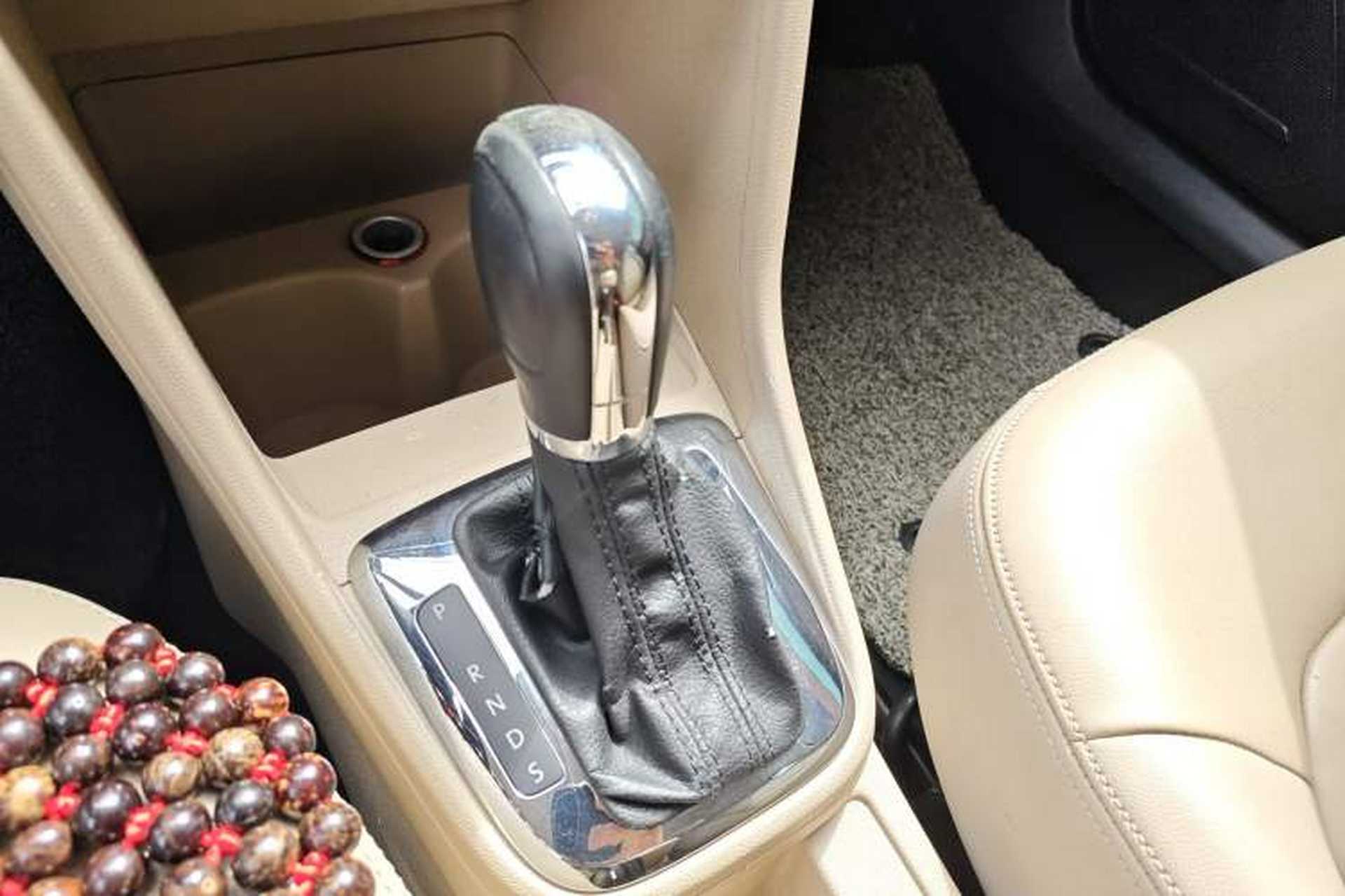 Used Volkswagen Jetta 2015 1.6L Automatic Luxury Model Gear Lever
