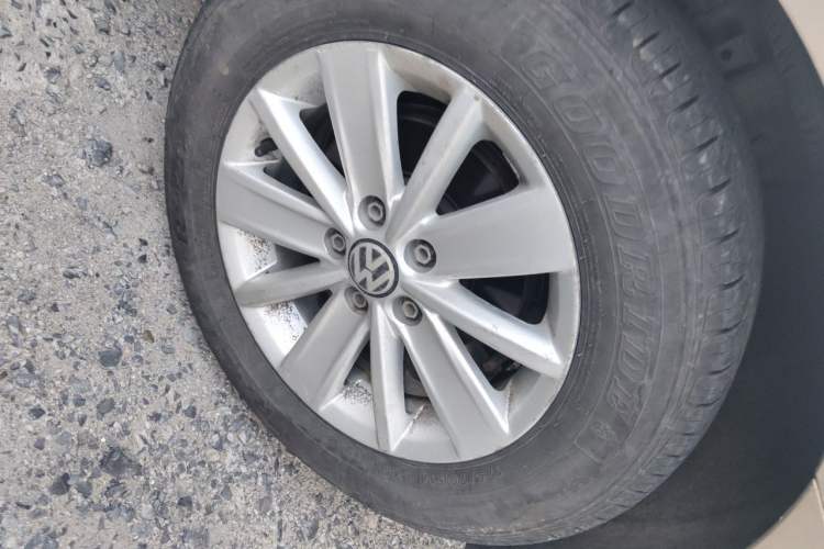 Used Volkswagen Jetta 2015 Value Edition 1.6L Automatic Fashion Version Right Front Wheel Hub