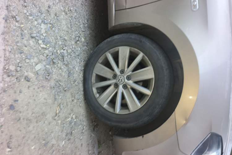 Used Volkswagen Jetta 2015 Value Edition 1.6L Automatic Comfort Version Right Front Wheel Hub