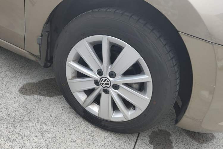 Used Volkswagen Jetta 2015 1.6L Automatic Comfort Model Right Front Wheel Hub