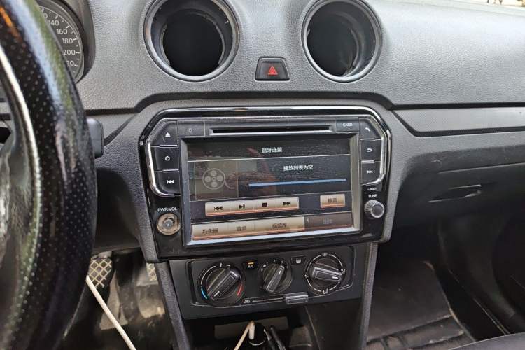 Used Volkswagen Jetta 2015 1.6L Manual Fashion Edition Audio And AC Panel
