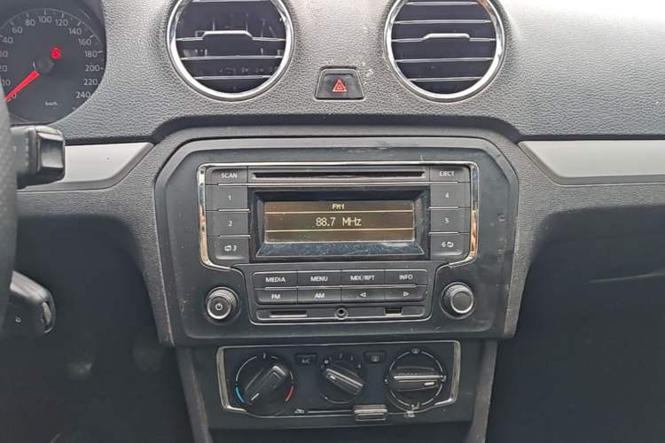 Used Volkswagen Jetta 2015 Zhuihui Edition 1.6L Manual Comfort Model Audio And AC Panel