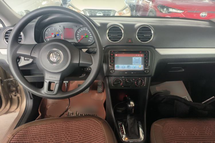 Used Volkswagen Jetta 2015 Value Edition 1.6L Automatic Comfort Version Center Console