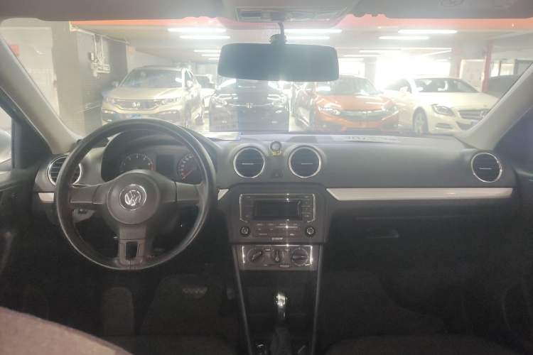 Used Volkswagen Jetta 2015 1.6L Automatic Comfort Model Center Console
