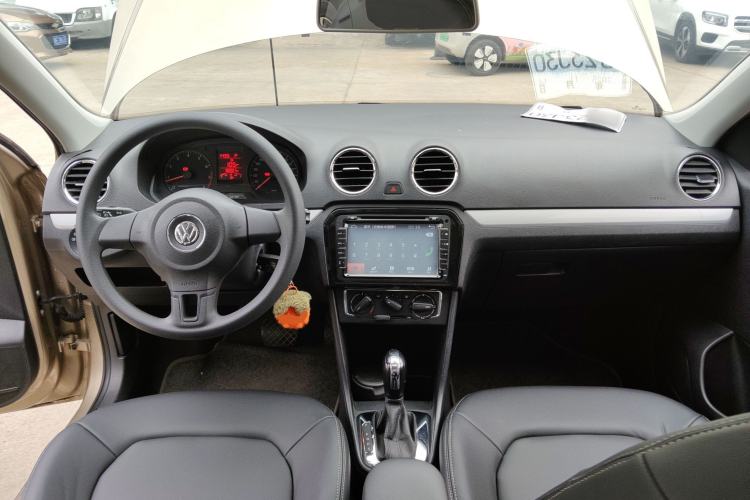 Used Volkswagen Jetta 2015 1.6L Automatic Comfort Model Center Console