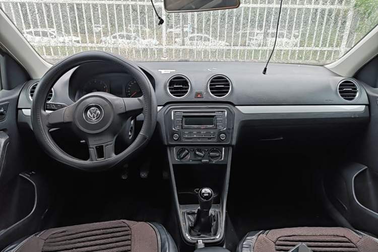 Used Volkswagen Jetta 2015 Zhuihui Edition 1.6L Manual Comfort Model Center Console