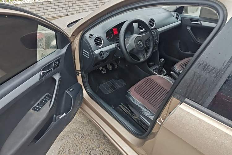 Used Volkswagen Jetta 2015 Zhuihui Edition 1.6L Manual Comfort Model Driver Seat