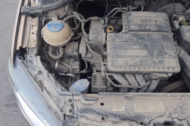 Used Volkswagen Jetta 2015 Zhuihui Edition 1.6L Manual Comfort Model Engine Bay Right
