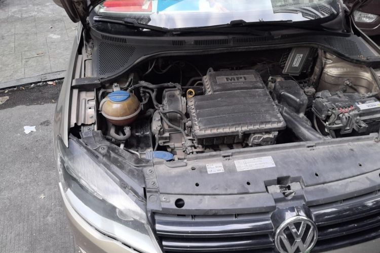 Used Volkswagen Jetta 2015 Zhuihui Edition 1.4L Manual Fashion Model Engine Bay Right