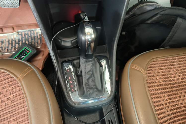 Used Volkswagen Jetta 2015 Value Edition 1.6L Automatic Comfort Version Gear Lever