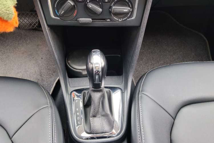 Used Volkswagen Jetta 2015 1.6L Automatic Comfort Model Gear Lever
