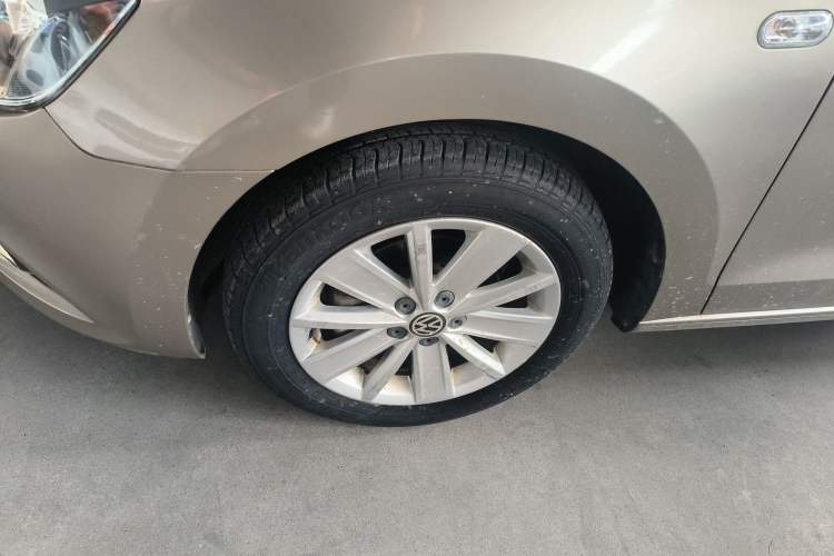 Used Volkswagen Jetta 2015 Value Edition 1.6L Automatic Comfort Version Left Front Wheel Hub