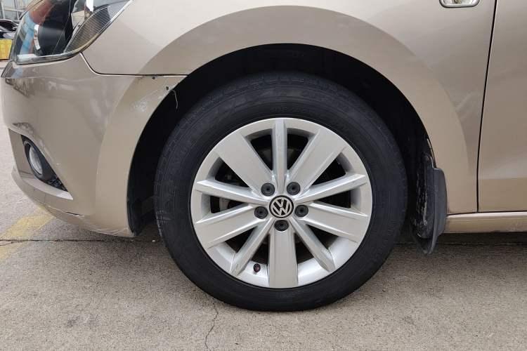Used Volkswagen Jetta 2015 1.6L Automatic Comfort Model Left Front Wheel Hub