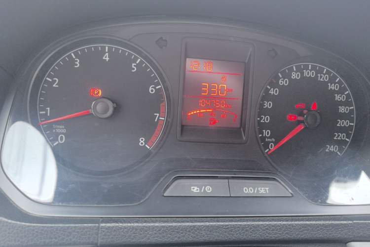 Used Volkswagen Jetta 2015 Zhuihui Edition 1.6L Manual Comfort Model Odometer Close Up