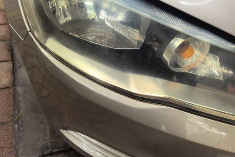 Used Volkswagen Jetta 2015 Value Edition 1.6L Manual Fashionable Style Right Front Headlight