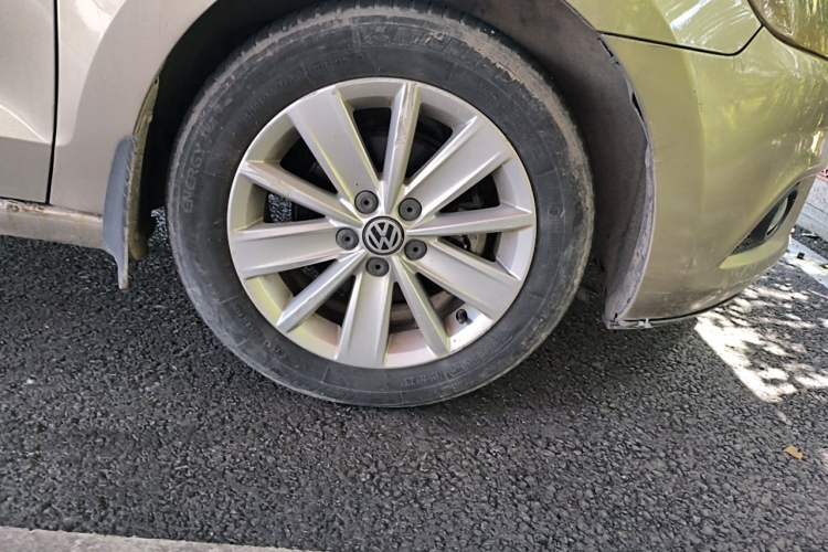Used Volkswagen Jetta 2015 1.6L Automatic Comfort Model Right Front Wheel Hub