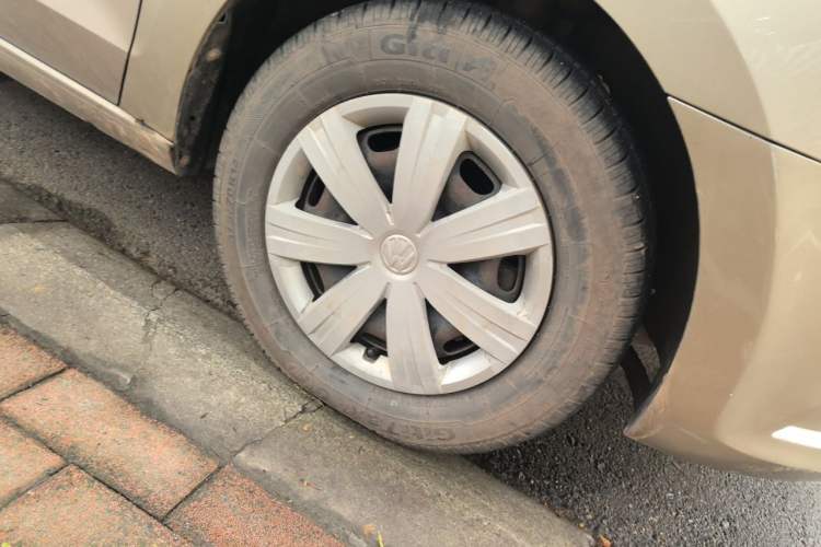 Used Volkswagen Jetta 2015 Value Edition 1.6L Manual Fashionable Style Right Front Wheel Hub