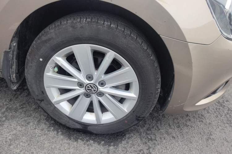 Used Volkswagen Jetta 2015 Zhuihui Edition 1.6L Manual Comfort Model Right Front Wheel Hub