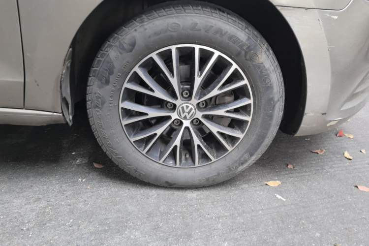Used Volkswagen Jetta 2015 Zhuihui Edition 1.4L Manual Fashion Model Right Front Wheel Hub