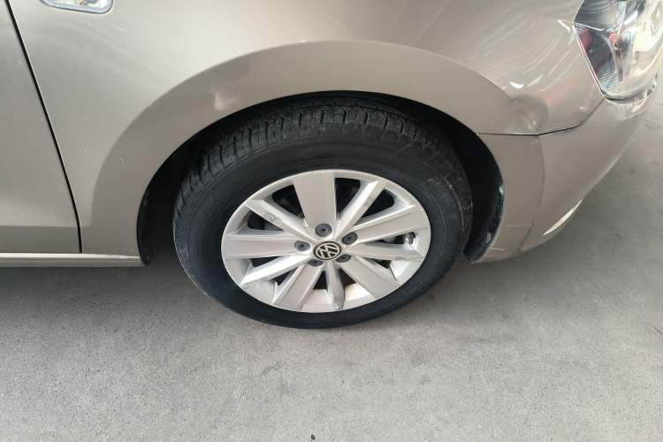 Used Volkswagen Jetta 2015 Value Edition 1.6L Automatic Comfort Version Right Rear Wheel Hub