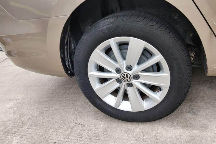 Used Volkswagen Jetta 2015 1.6L Automatic Comfort Model Right Rear Wheel Hub