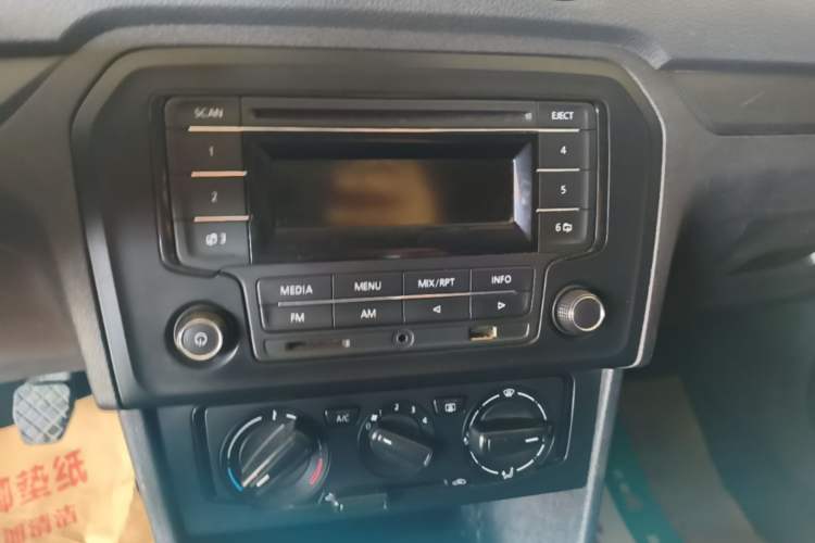 Used Volkswagen Jetta 2015 Zhuihui Edition 1.4L Manual Fashion Model Audio And AC Panel