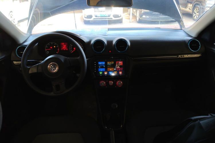 Used Volkswagen Jetta 2015 Zhuihui Edition 1.4L Manual Fashion Model Center Console