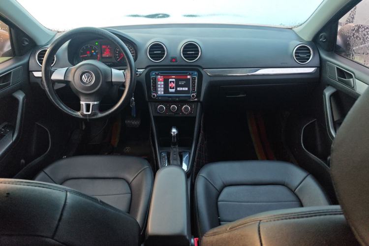 Used Volkswagen Jetta 2015 1.6L Automatic Fashion Model Center Console