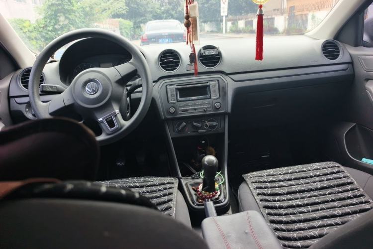 Used Volkswagen Jetta 2015 Zhuihui Edition 1.4L Manual Fashion Model Center Console