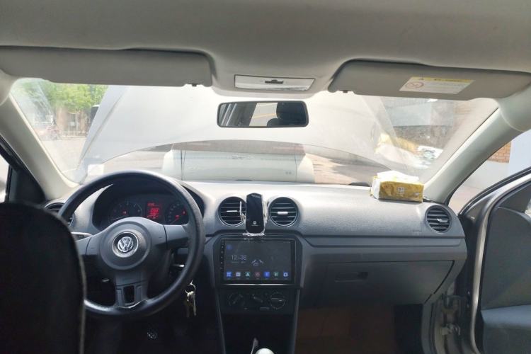 Used Volkswagen Jetta 2015 Zhuihui Edition 1.4L Manual Fashion Model Center Console