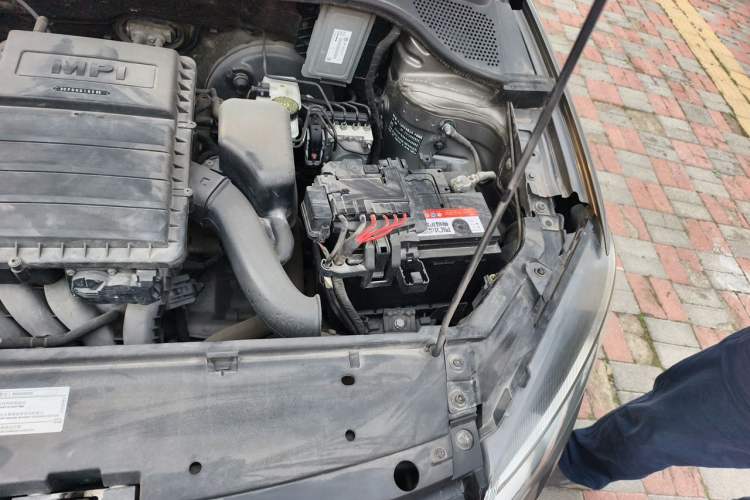 Used Volkswagen Jetta 2015 Zhuihui Edition 1.6L Manual Comfort Model Engine Bay Left