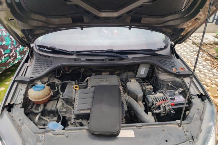 Used Volkswagen Jetta 2015 Zhuihui Edition 1.6L Manual Comfort Model Engine Bay