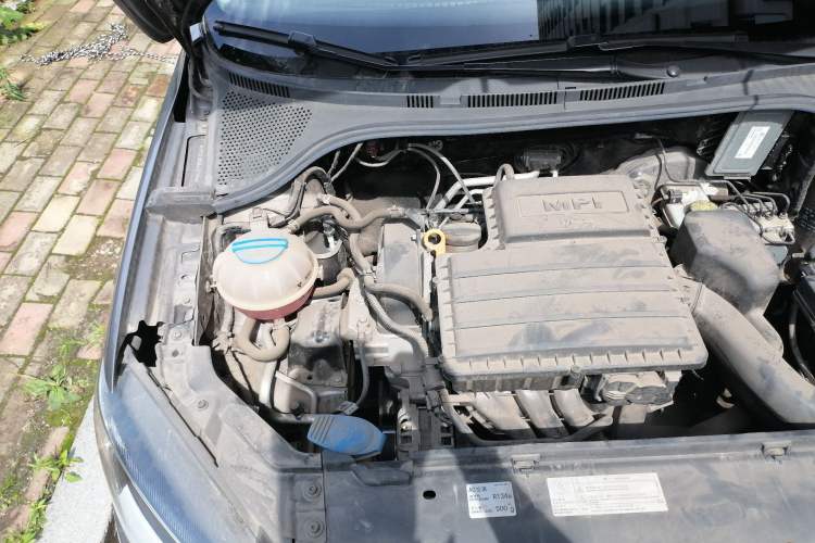 Used Volkswagen Jetta 2015 Zhuihui Edition 1.6L Manual Comfort Model Engine Bay Right