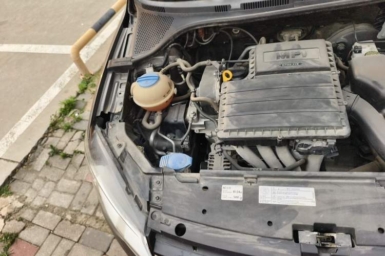Used Volkswagen Jetta 2015 Zhuihui Edition 1.6L Manual Comfort Model Engine Bay Right