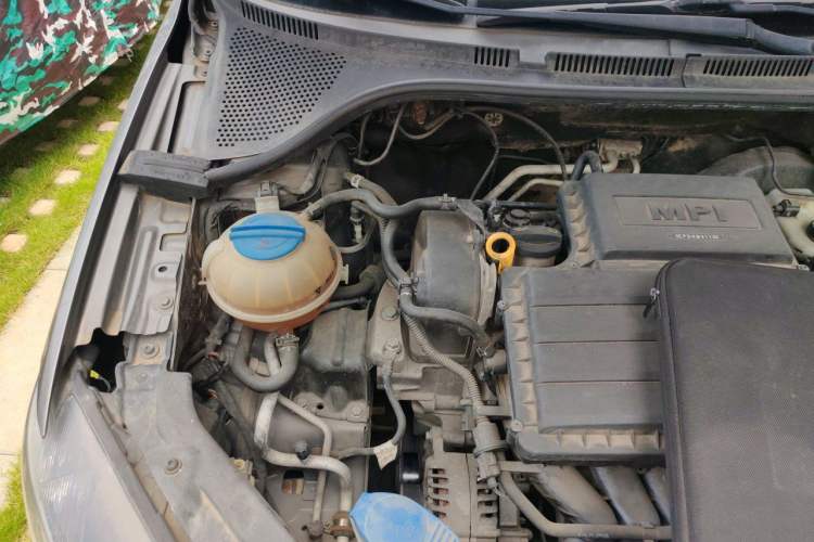 Used Volkswagen Jetta 2015 Zhuihui Edition 1.6L Manual Comfort Model Engine Bay Right